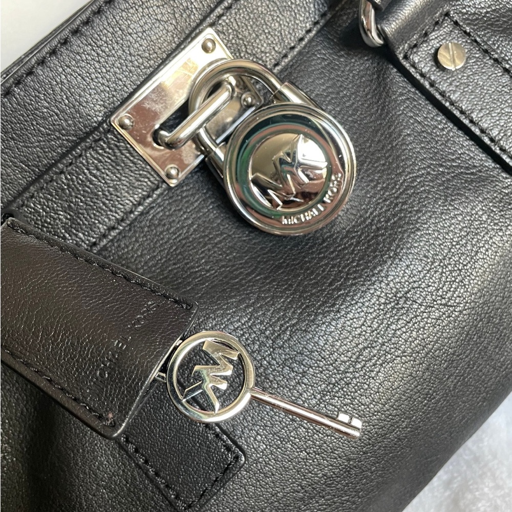 Black MK pebbled leather East West Hamilton w silver hardware - Picture 5 of 6